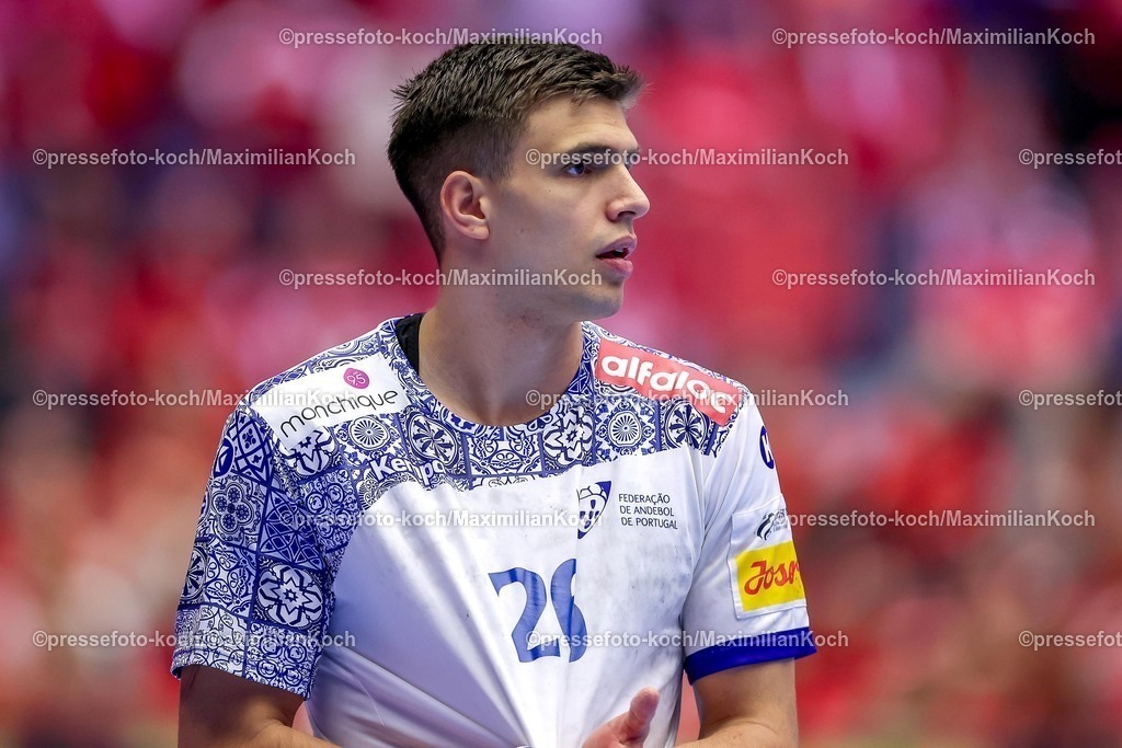 EHF24012601101 | 24.01.2026, Handball, Men's EHF EURO 2026, Frankreich - Portugal, Jyske Bank Boxen in Herning, Dänemark, Main Round:  Francisco Mota Costa (Portugal #26)