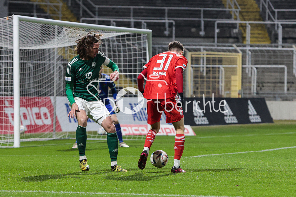 FC Bayern Amateure - 1. FC Schweinfurt | Lukas BILLICK (FCS #32) im Duell mit Paul WANNER (FCB #31)