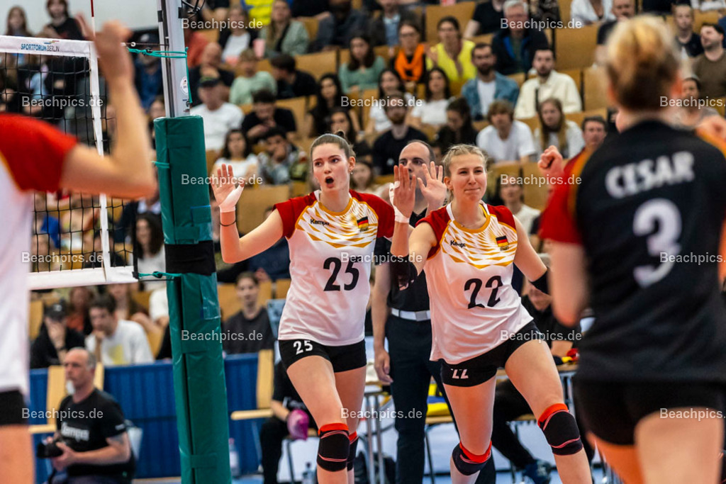 2023-00070888-Freundschaftsspiel-Deutschland-Ukraine | Jubel Rica MAASE GER, Monique STRUBBE GER 20.05.2023; Berlin Foto: Gerold Rebsch - www.beachpics.de
