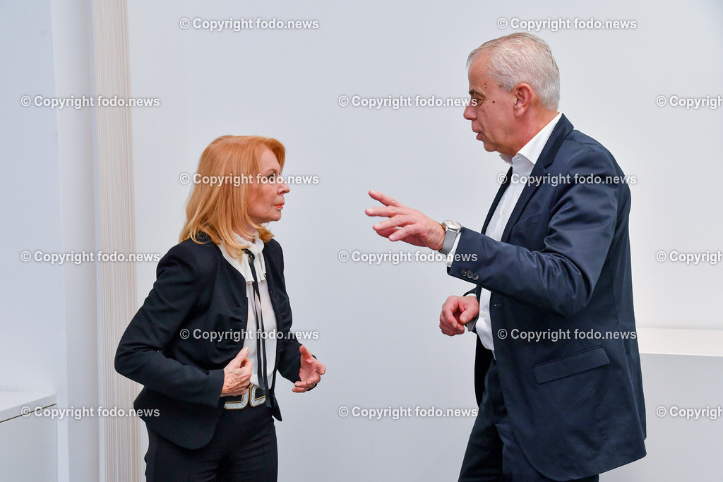 Gerda Rogers_ Starastrologin_ 19.012.2023-6 | 19.01.2023, Linz, AUT, Sparkasse Oberoesterreich im Bild Gerda Rogers (Starastrologin) und Herbert Walzhofer (Vorstandsdirektor Sparkasse Ooe)