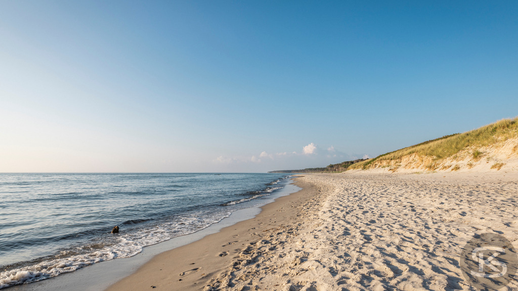 Weststrand Fischland-Darß-Zingst – Naturstrand mit Dünen und Ostsee | Der Weststrand auf Fischland-Darß-Zingst beeindruckt mit wilder Natur, Dünenlandschaften und weitem Blick über die Ostsee. Ein ursprünglicher Küstenabschnitt im Nationalpark Vorpommersche Boddenlandschaft. - Realisiert mit Pictrs.com