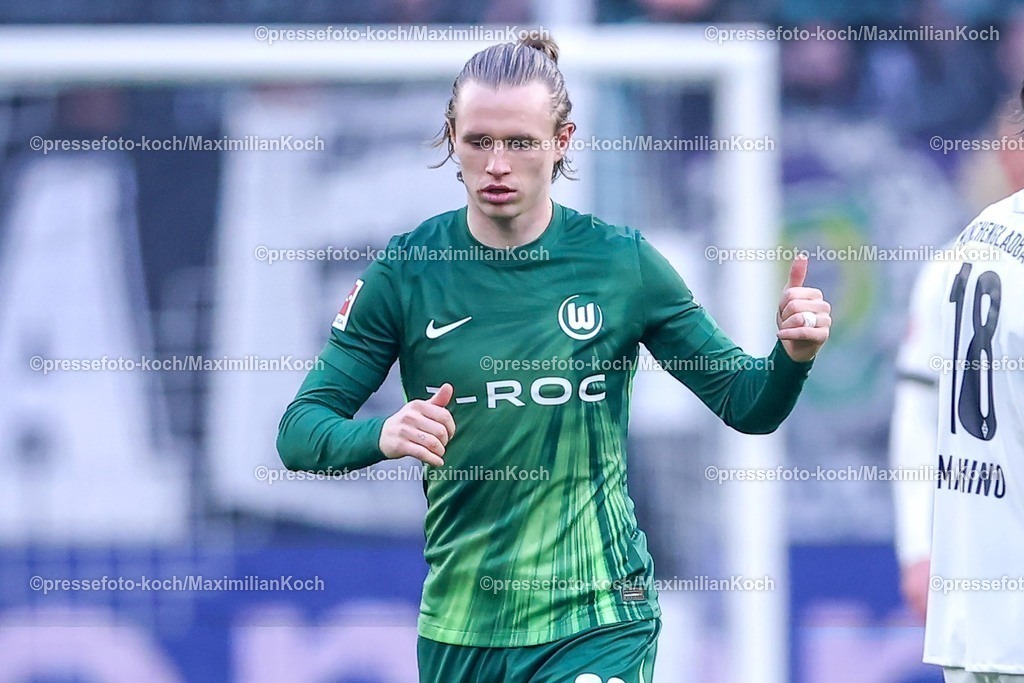 BMG13122501019 | 13.12.2025, Fußball, Borussia Mönchengladbach - VfL Wolfsburg, 1. Fußball Bundesliga, 14.Spieltag, Borussia-Park, Saison 2025 2026: Torjubel nach dem Tor zum 1:0 durch Torschütze Patrick Wimmer&nbsp;(VfL Wolfsburg #39)     DFB regulations prohibit any use of photographs as image sequences and or quasi-video.