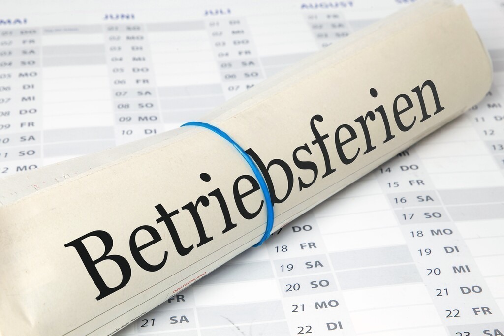 Betriebsferien Vorlage | Betriebsferien: Symbolische Zeitung mit der Aufschrift BETRIEBSFERIEN auf einem Kalender - Realisiert mit Pictrs.com