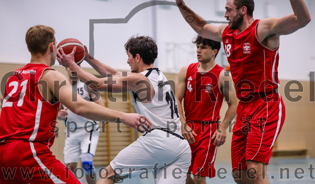 2025-12-06_023_TSV_Vaterstetten_gegen_MTV_1879_Muenchen | Vaterstetten, Deutschland, 06.12.2025:Basketball, 2. Regionalliga Süd 2025 / 2026, 9. Spieltag, TSV Vaterstetten gegen MTV 1879 München, Endergebnis: 58:83Peter Hendron (MTV 1879 München, #21), Ivan Nikolovski (TSV Vaterstetten, #14), Julian Rothmann (MTV 1879 München, #4), Christopher Herrmann (MTV 1879 München, #18)Foto: Christian Riedel / fotografie-riedel.net