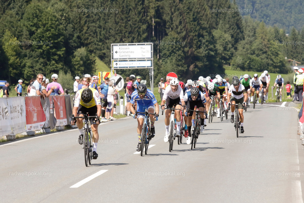 999_20230817_Bewerb_Maenner_Muehlanger | AUT - OESTERREICH, 2023-08-16: SPORT RENNRAD-FAHREN - 55. INTERNATIONALER RADWELTPOKAL IN ST. JOHANN IN TIROL  - Vintage-Radrennen mit WM-Bronze-Medaillen-Siegerin Christina Schweinberger, den Teilnehmer und Alexander Baumann (vom Orginastions-Team) - TAG 2 BEWERB MAENNER IN SECHS GRUPPEN  ; Foto: Roland Muehlanger