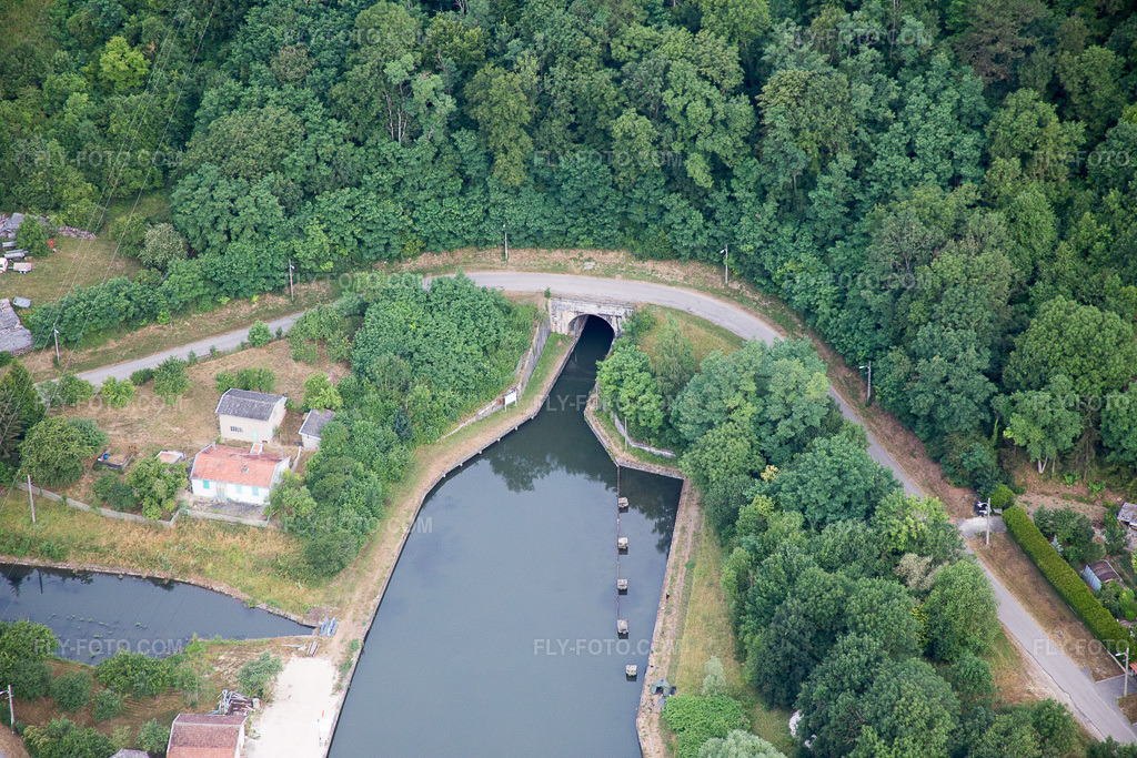 Aerial view: Canal course and bank areas of the tunnel of the Rhine-Marne Canal inland waterway in Foug in the state Meurthe et Moselle, France.Photo: IMG_083520.jpg taken on 07/13/2015 by Werner Riehm/FLY-FOTO.comResolution of the original: 5472 x 3648 px