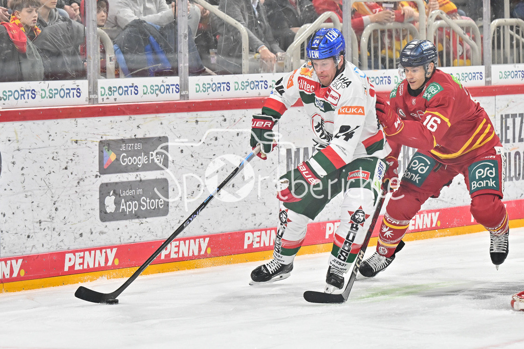 Düsseldorfer EG - Augsburger Panther | im Duell T. J. TREVELYAN (Augsburger Panther #24) und Kyle CUMISKEY (Duesseldorfer EG 16) / Zweikampf / DEL: Duesseldorfer EG - Augsburger Panther, PSD Bank Dome am 22.12.2024