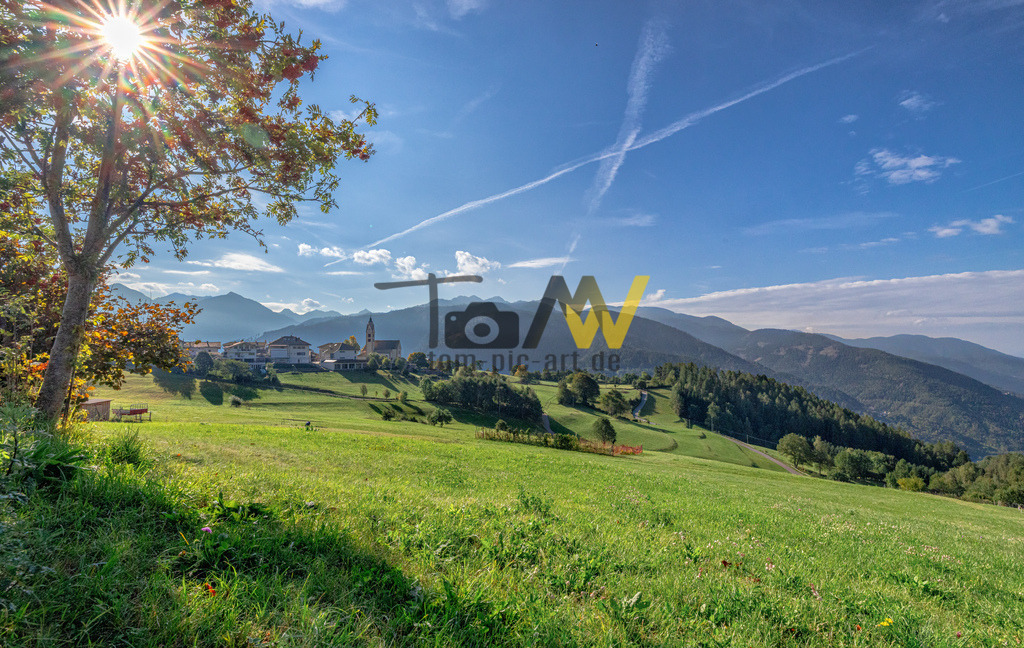 Idyllischer Ort Altrei-Kirche--Berge und grüne Wiesen | Panorama des Idyllischen Ortes Altrei in Südtirol. Berge, blauer Himmel und saftig grüne Almwiesen - Realisiert mit Pictrs.com