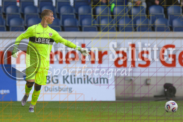 MSV Duisburg vs VfB Stuttgart II - 3. Liga | Duisburg, Deutschland, 02.08.25:   Florian Pascal Hellstern (VfB Stuttgart II) in Aktion am Ball, Einzelaktion waehrend des Spiels der 3. Liga MSV Duisburg vs VfB Stuttgart II in der schauinsland-reisen-arena(Foto von Brauer-Fotoagentur / Adrian Schlueter)