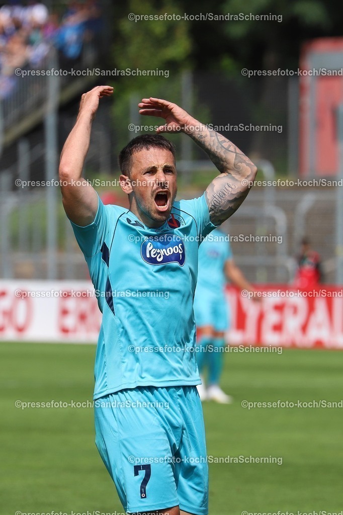 xssc17082501051 | 17.08.2025, xsscx, Fuﬂball, DFB-Pokal 1. Runde, Viktoria Kˆln - SC Paderborn 07, Sportpark Hˆhenberg Saison 2025 2026: Simon Handle (Viktoria Kˆln #07) feuert die Fans von Viktoria Kˆln an NRW Deutschland DFB regulations prohibit any use of photographs as image sequences and or quasi-video.