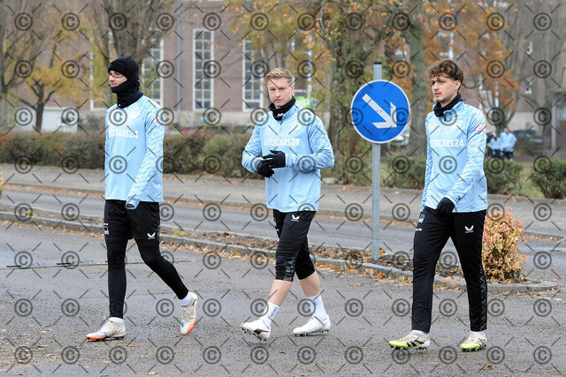 RGE_8226b | Hertha BSC, 2.Bundesliga, Herren, Saison 2025/26, Training, im Bild von li. Pascal Klemens ( Hertha BSC ), Julian Eitschberger ( Hertha BSC ), Maurice Krattenmacher ( Hertha BSC ),  Fotograf: Ralf Gebhardt - Realisiert mit Pictrs.com
