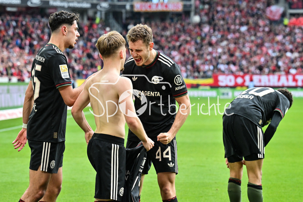 SC Freiburg - FC Bayern München | FREIBURG, GERMANY - 04. APRIL: Jubel der Bayern nach dem Treffer zum 2-3 durch Lennart KARL (FC Bayern Munich 42) / Tor / Torschuetze / Freude / Happy / während dem Bundesligamatch zwischen dem SC Freiburg und dem FC Bayern München am 28. Spieltag im Europa-Park Stadion / DFL REGULATIONS PROHIBIT ANY USE OF PHOTOGRAPHS AS IMAGE SEQUENCES AND/OR QUASI-VIDEO / Aleksandar PAVLOVIC (FC Bayern Munich 45) / Josip STANISIC (FC Bayern Munich 44)