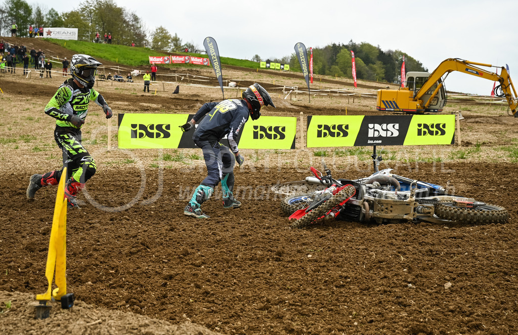 Motocross Schlatt bei Winterthur - 30. April 2023 | Startcrash in der Kategorie ProRace Serie am Motocross Schlatt bei Winterthur, 30. April 2023. 
Instagram: @mx_schlatt | @mc_wila | @sam_schweiz
Bild: Sportfotografie Markus Aeschimann | www.markus-aeschimann.ch - Realisiert mit Pictrs.com