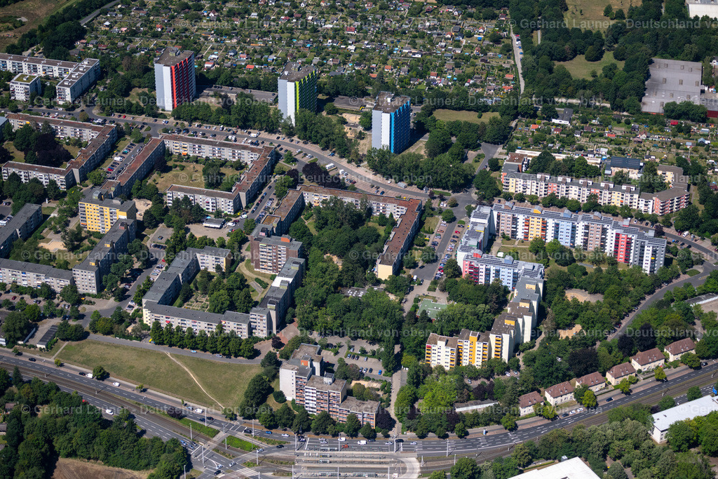 4036017 | BRAUNSCHWEIG 31.07.2020 Hochhäuser im Wohngebiet einer industriell gefertigten Plattenbau- Siedlung an der Recknitzstraße im Ortsteil Weststadt in Braunschweig im Bundesland Niedersachsen, Deutschland. // Skyscrapers in the residential area of industrially manufactured settlement on street Recknitzstrasse in the district Weststadt in Brunswick in the state Lower Saxony, Germany. Foto: Gerhard Launer