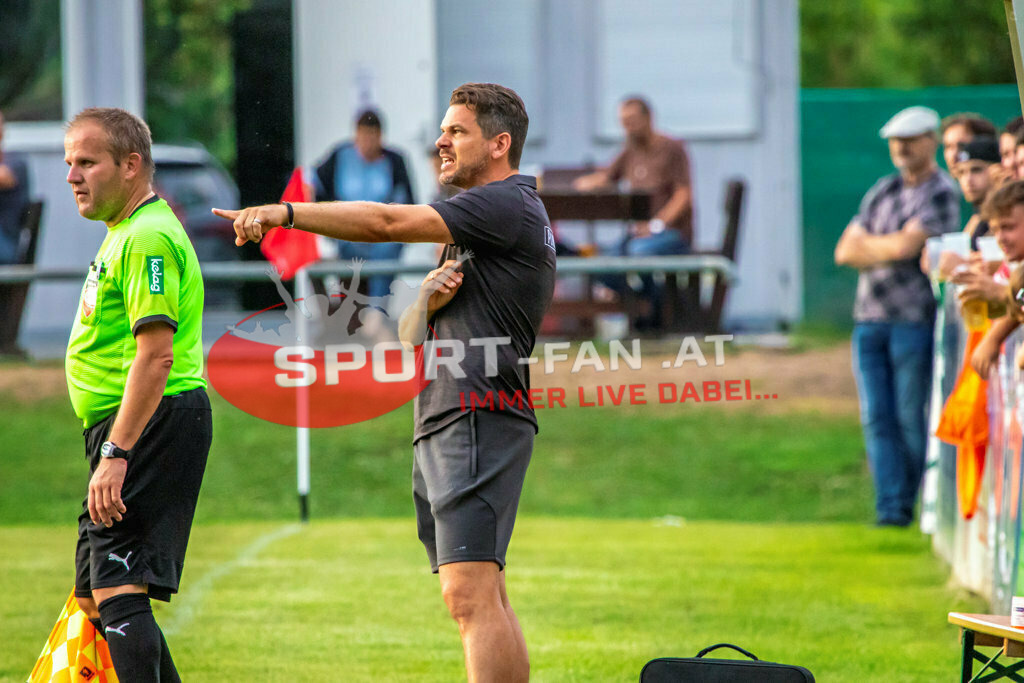 TSV Grafenstein - SK Maria Saal | Assistant Referee Karl Heinz Duller Stefan Weitensfelder (Trainer TSV Grafenstein) TSV Grafenstein - SK Maria Saal am 02.08.2022 in Grafenstein
(Sportplatz), AUSTRIA, (Photo by Ernst Krawagner sport-fan.at),  - Realisiert mit Pictrs.com