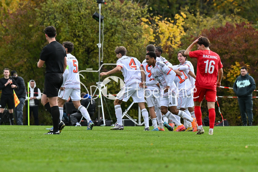 SpVgg Unterhaching U19 - FC Bayern München U19 | Jubel der Gäste nach dem Treffer zum 0-1 durch Maycon Douglas NORMANHA CAROZO (FC Bayern München U19 11) / Tor / Torschuetze / Freude / Happy / U19 DFB Nachwuchsliga: SpVgg Unterhaching - FC Bayern München; Sportschule Oberhaching am 18.10.2025