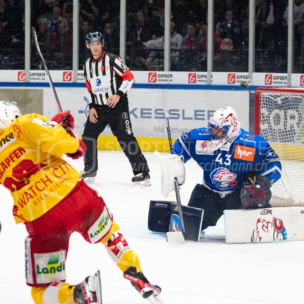 Playoffs: ZSC Lions - EHC Biel-Bienne | 04.04.2022, Zurich, Hallenstadion, Playoffs: ZSC Lions - EHC Biel-Bienne, #43 Torhüter Jakub Kovar (ZSC) lenkt den Puck über das Tor. - Realisiert mit Pictrs.com