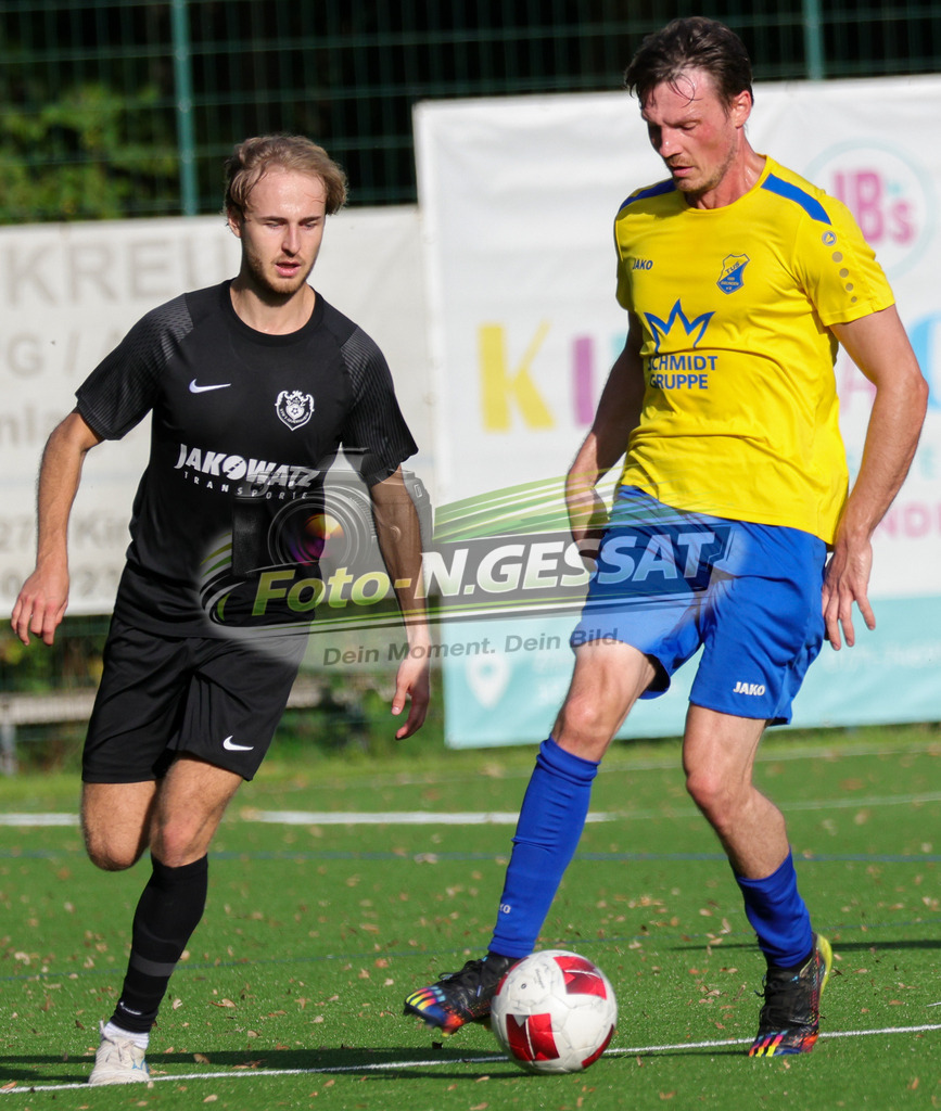 BV Stift Quernheim - TuS Dielingen | Auf dem Bild zu sehen: schwarz BV Stift Quernheim: Jarno Grote ; gelb TuS Dielingen: Vitalij Loginov  BV Stift Quernheim, TuS Dielingen, Saison 26/27, Bezirksliga, Stift Quernheim, Deutschland - Realisiert mit Pictrs.com