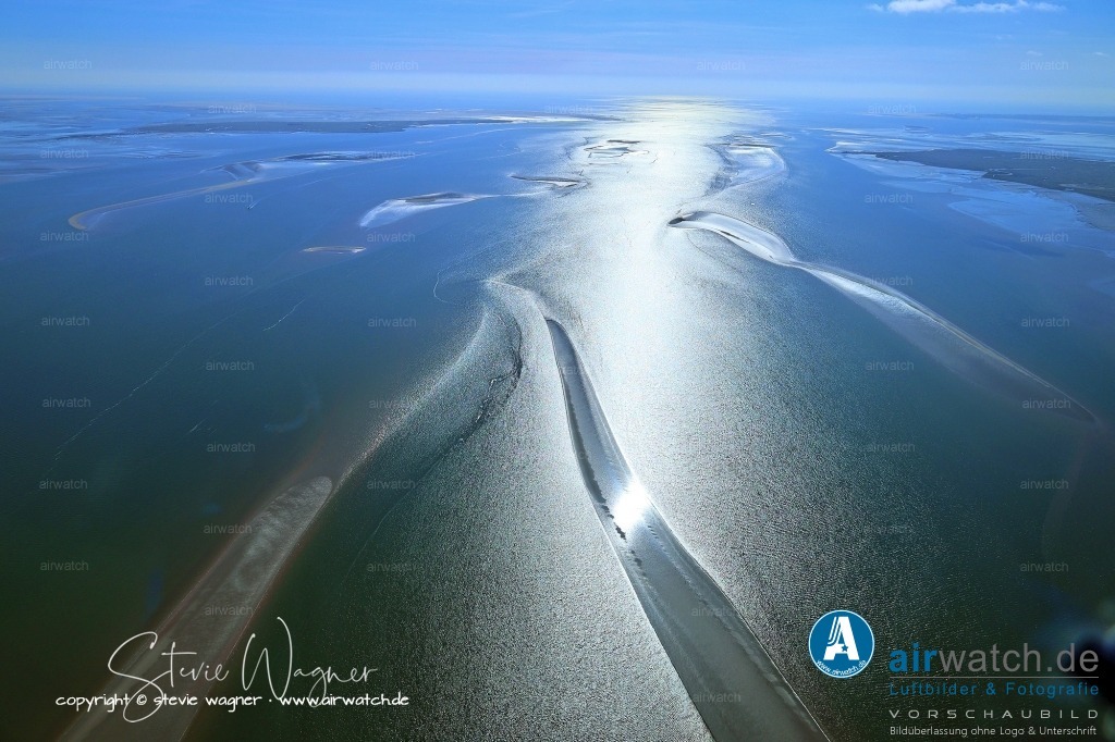 Wattenmeer, Fahrrinne und Priele - Hamburger Hallig - Hallig Hooge - Hallig Langeneß | Entdecken Sie atemberaubende Luftbilder und Fotografien auf airwatch.de - Tauchen Sie ein in eine Welt voller faszinierender Aufnahmen aus der Vogelperspektive.