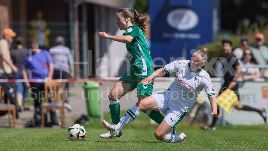 Fussball, Testspiel Frauen, Borussia Mönchengladbach - SV Werder Bremen | v.li.: Michaela Brandenburg (SV Werder Bremen, 14) und Carolin Corres (Borussia Mönchengladbach, 3) im Zweikampf, Duell, Dynamik, Aktion, Action, Spielszene