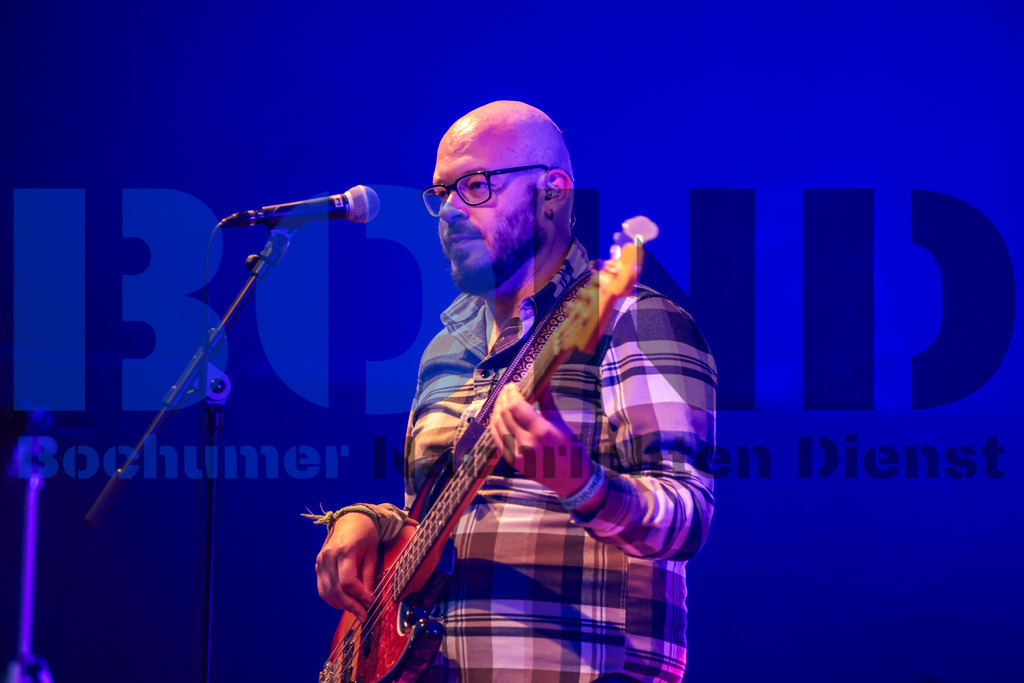 Bochum total 2024 - Die Feuersteins  {date} -  | {headline}(Foto: Sebastian Sendlak / BOND) - Realisiert mit Pictrs.com