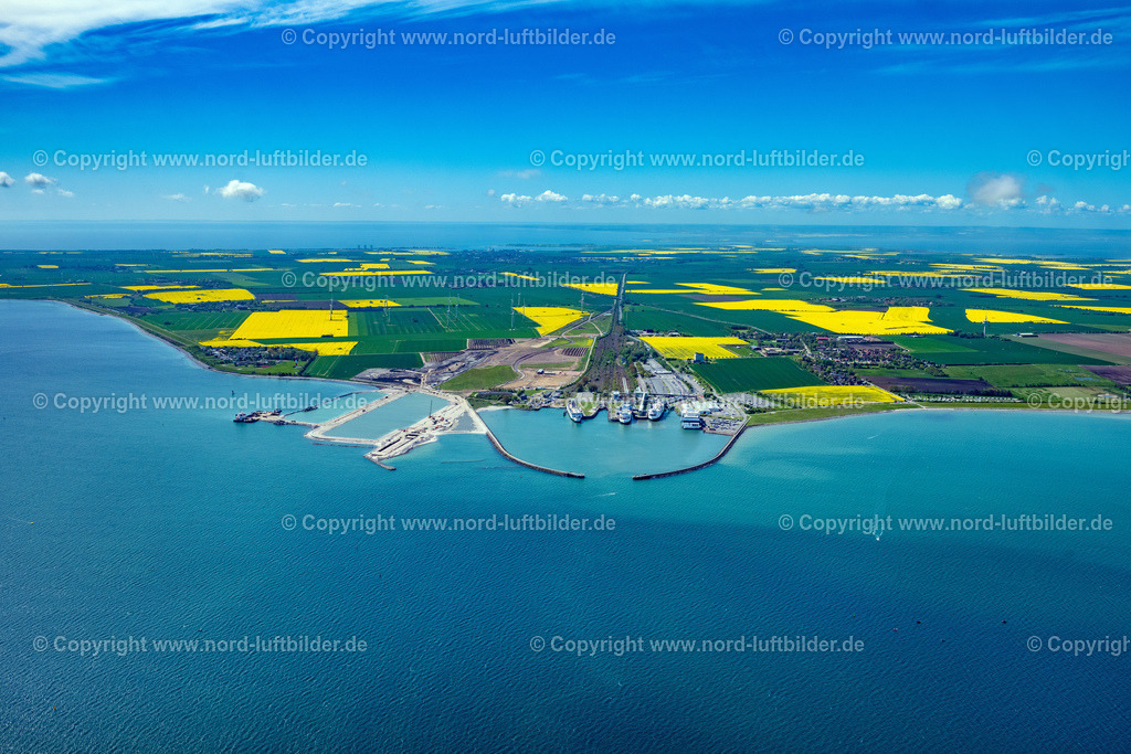 Fehmarn_Puttgarden_Fährhafen_ELS_4874150522 | FEHMARN 15.05.2022 Hafenanlagen des Fährhafens und Baustelle des Baus des Fehmarnbelt-Tunnels in Puttgarden auf Fehmarn im Bundesland Schleswig-Holstein, Deutschland. Weiterführende Informationen bei: DB Netz AG,  Deutsche Bahn AG,  Femern A/S. // Port facilities of the ferry port and construction site for the construction of the Fehmarnbelt Tunnel in Puttgarden on Fehmarn in the state Schleswig-Holstein, Germany. Further information at: DB Netz AG,  Deutsche Bahn AG,  Femern A/S. Foto: Martin Elsen