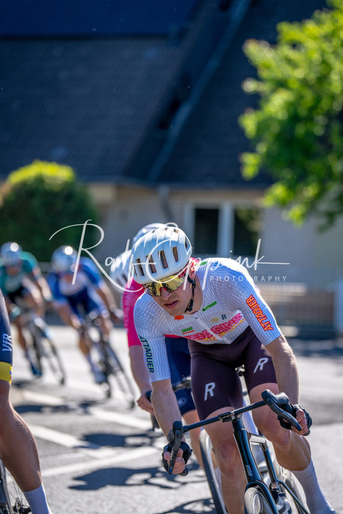 Spurt in den Mai 2026 - Großer Preis der Sparkasse Neuss | Annual one-day road cycling race "Großer Preis der Sparkasse Neuss" held in Büttgen, Germany, organized by VfR Büttgen 1912 e.V. The event features multiple races across all age categories from U11 youth to Elite men. - Realisiert mit Pictrs.com