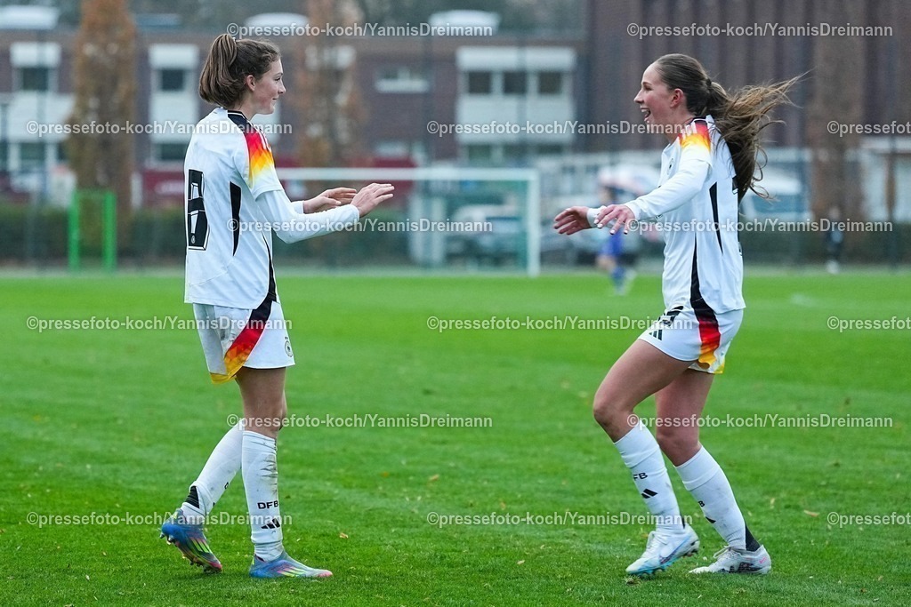 xYDRx26112501029 | 26.11.2025, xydrx, Fußball, Länderspiel, EM-Qualifikation U19-Frauen, Belgien - Deutschland, Sportschule Wedau: Torjubel nach dem Tor zum 1:1 für Deutschland durch Torschütze Lotta Wrede (GER #8) zusammen mit Maj Schneider (GER #15)