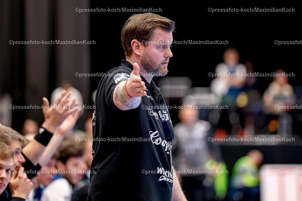 BHC02042601078 | 02.04.2026, Handball, HBL, Bergischer HC - VfL Gummersbach, Mitsubishi Electric HALLE Düsseldorf: Cheftrainer Arnor Gunnarsson (BHC #hc) gestikulierend am Spielfeldrand  