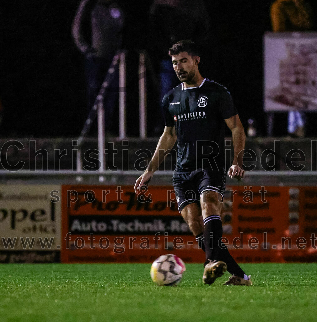 2023-10-27_024_VfB_Hallbergmoos_gegen_FC_Schwaig | Hallbergmoos, Deutschland, 27.10.2023:
Fußball, Landesliga Südost 2023 / 2024, 18. Spieltag, VfB Hallbergmoos gegen FC Schwaig, Endergebnis: 2:3

Johannes Empl (FC Schwaig, #14)

Foto: Christian Riedel / fotografie-riedel.net
