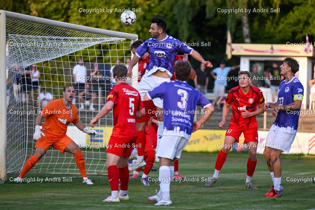 VfR Neumünster vs FC Kilia Kiel | Geart Latifi (VfR #33) scheitert mit seinem Kopfball an der Querlatte - Tom Pachulski (Kilia #1) kann dem Ball nur hinterherschauen / Fußball-Oberliga Männer 2026/2027 / VfR Neumünster vs FC Kilia Kiel / Grümmi-Arena / Neumünster / 04.08.26 - Realisiert mit Pictrs.com