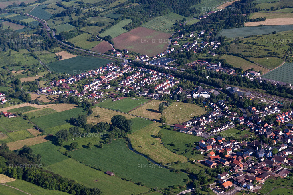 Luftbild: Dorfansicht im Ortsteil Ottbergen in Höxter im Bundesland Nordrhein-Westfalen in Deutschland. Foto: IMG_65693.jpg vom 25.05.2014 durch Werner Riehm/FLY-FOTO.de