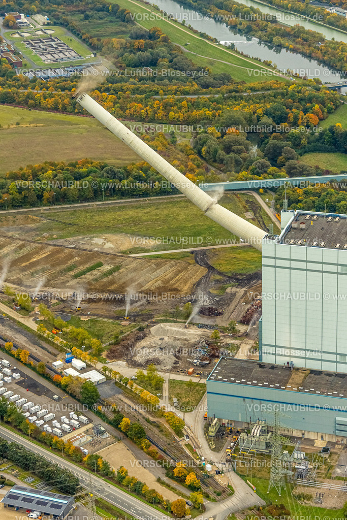 Hamm251000168Gersteinwerk | Luftbild, mit großem interesse verfolgten tausende Zuschauer die Sprengung des Gersteinwerk Schornsteins mit einer halben Stunde Verspätung. Der 282 Meter hohe RWE-Schornstein fiel exakt in das vorbereitete Schotterbeet. Stadtgrenze Werne, Hamm Nordrhein-Westfalen, Deutschland