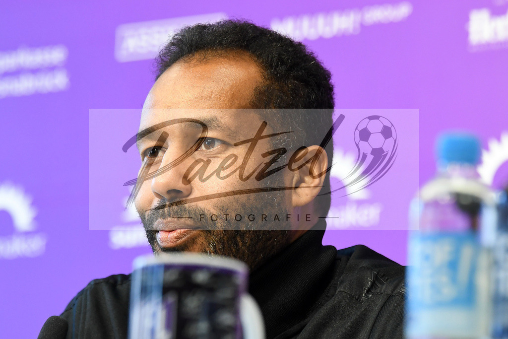 20200228_PKOSNA_0016 | Fussball, Herren: Trainer Daniel Thioune (VfL Osnabrueck) schaut waehrend der Pressekonferenz des VfL Osnabrueck im Presseraum des Stadion an der Bremer Bruecke am 28.02.2020 in Osnabrueck, Deutschland. - Realisiert mit Pictrs.com