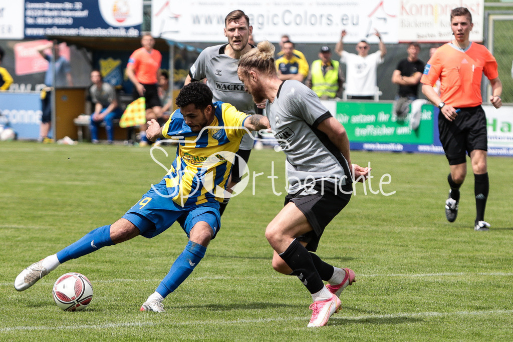 FC Pipinsried - SV Wacker Burghausen | Nickoy RICTER (FCP #19) im Duell mit Moritz SOMMERAUER (SVW #35) / Zweikampf