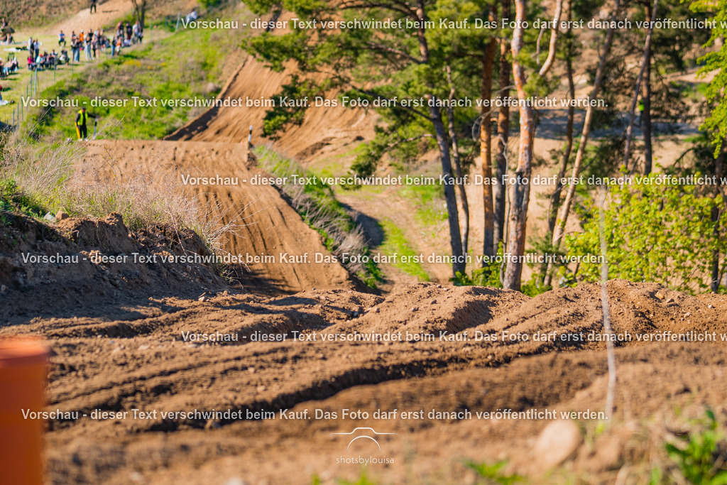 20260501_MCWriezen-4008 | Sportfotografin aus Berlin-Brandenburg mit Fokus auf Motocross. Ich halte deine sportliche Leistung und echte Emotionen auf und neben der Strecke professionell fest. Entdecke die Fotos von deinem Rennen und bestelle sie direkt hier im Shop.