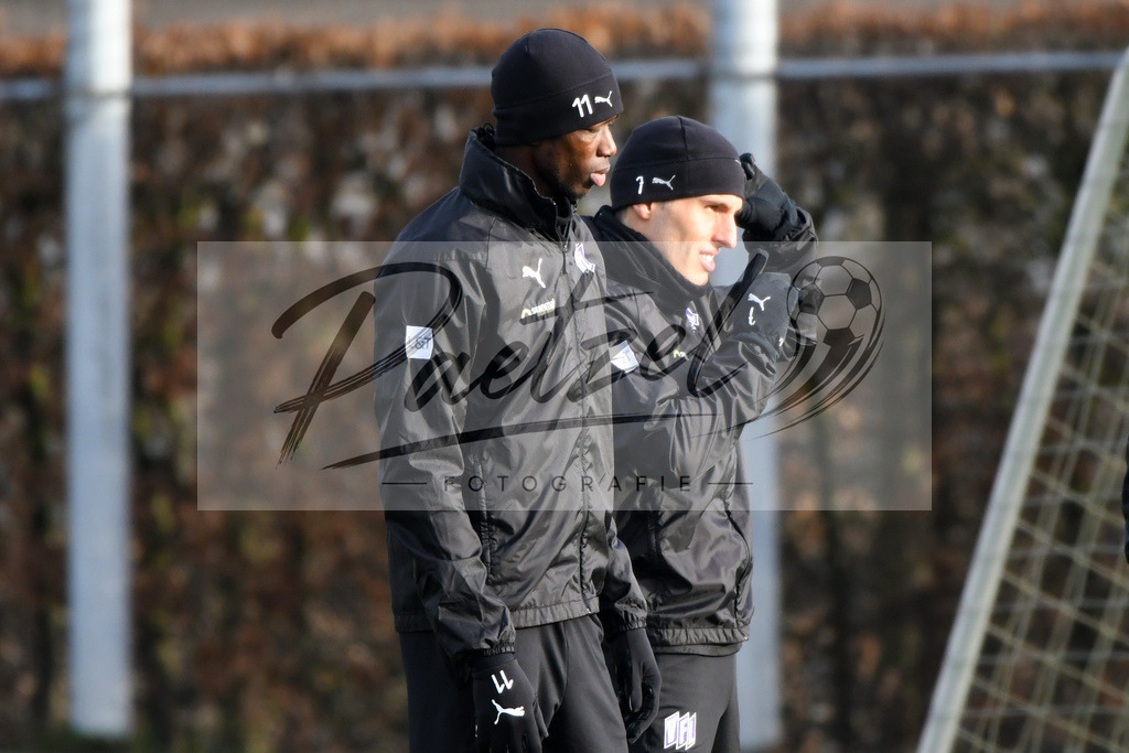 20200126_TRAOSN_0037 | Fußball, Herren: Assan Ceesay (VfL Osnabrück) und Bashkim Ajdini (VfL Osnabrück) schauen beim Training des VfL Osnabrück am 26.01.2020 im Sportpark Illoshöhe in Osnabrück, Deutschland.(Foto von Nico Paetzel) - Realisiert mit Pictrs.com