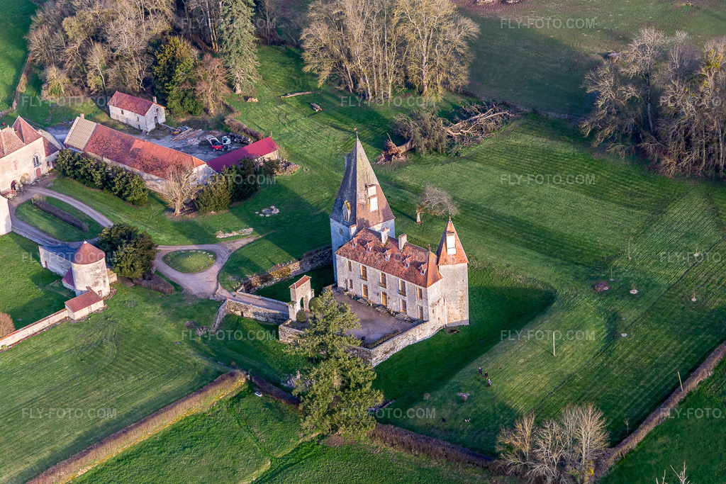 Aerial view: Château de Morlet in Burgundy in Morlet in the state Saone et Loire, France.Photo: IMG_105520.jpg taken on 04/01/2018 by Werner Riehm/FLY-FOTO.comResolution of the original: 5116 x 3410 px