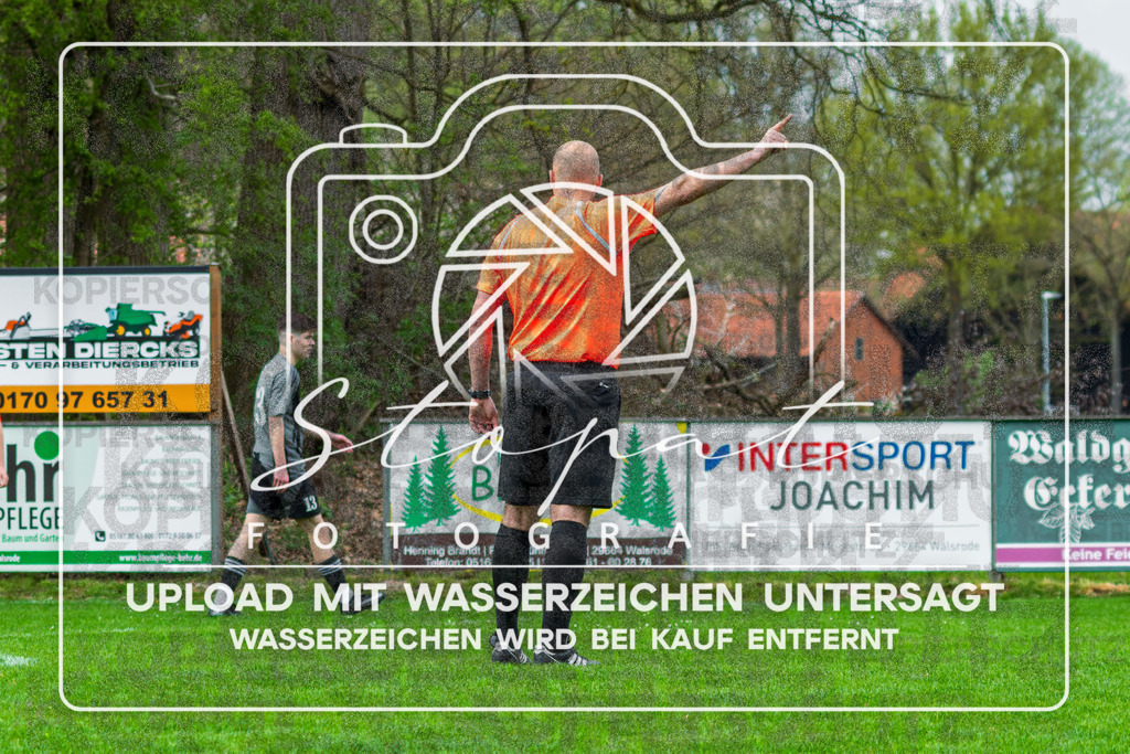 DSC_5927-Verbessert-RR | Marcel Scharlipp (Schiedsrichter) beim Herren Kreisliga HK Spiel zwischen FG Fulde-Stellichte und TSV Wietzendorf im Fulder Zentralstadion, Fulde (Simon Paul Stopat) - Realisiert mit Pictrs.com