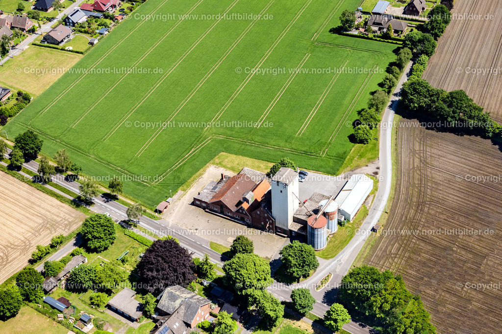 Bokel_ELS_6544030622 | AHLERSTEDT 03.06.2022 Ortsansicht der Straßen und Häuser der Wohngebiete in Ahlerstedt, Ortsteil Bokel im Bundesland Niedersachsen, Deutschland. // Town View of the streets and houses of the residential areas in Ahlerstedt in the state Lower Saxony, Germany. Foto: Martin Elsen