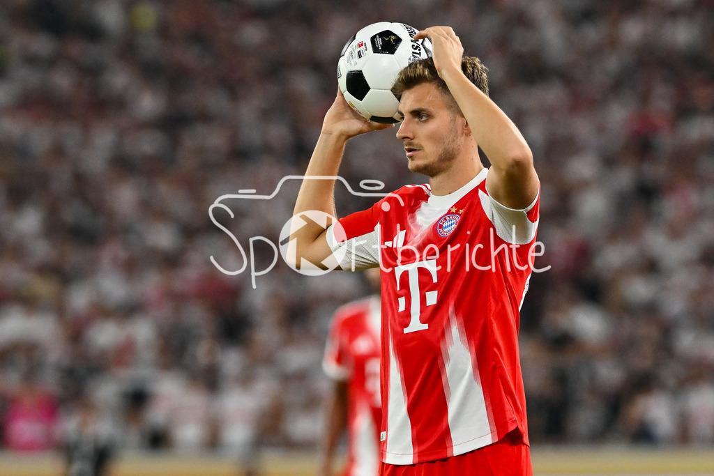 VfB Stuttgart - FC Bayern München | beim Einwurf Josip STANISIC (FC Bayern Muenchen 44) / Ball / Einzelfoto / Freisteller / Franz-Beckenbauer Supercup: VfB Stuttgart - FC Bayern München; MHP Arena am 16.08.2025