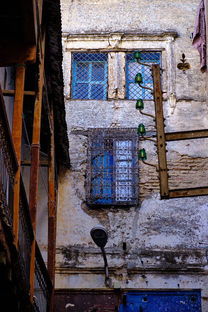 Impression einer Hauswand mit Fenster | Fes, Marokko - November 11, 2024: Impression einer Hauswand mit Fenster. - Realisiert mit Pictrs.com
