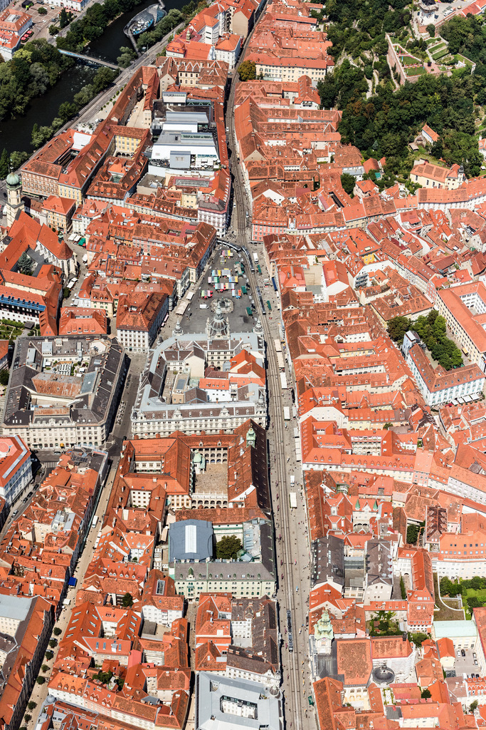 dr__0012128.jpg | GRAZ 20.07.2018 Altstadtbereich und Innenstadtzentrum in Graz in Steiermark, Österreich. // Old Town area and city center in Graz in Steiermark, Austria. Foto: Daniel Reiter