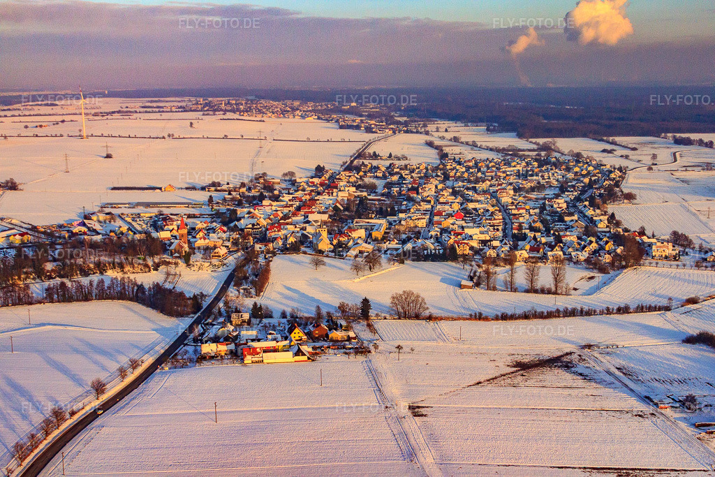 Luftbild: Dorfansicht im Abendlicht bei Schnee im Winter aus Westen in Minfeld im Bundesland Rheinland-Pfalz in Deutschland. Foto: IMG_36503.jpg vom 03.01.2011 durch Werner Riehm/FLY-FOTO.de