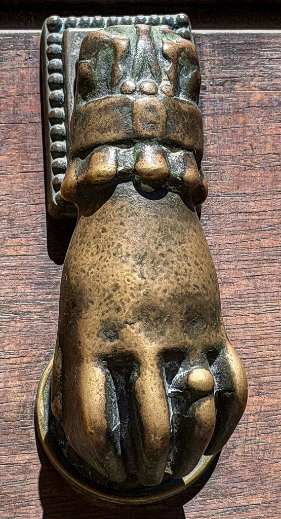 The Ringed Hand of Antibes | A rare antique door knocker discovered in the old town of Antibes, France. The unusual hand-shaped form combined with the metal ring creates a mysterious and symbolic atmosphere between history, protection and hidden urban art. ✨ - Realisiert mit Pictrs.com