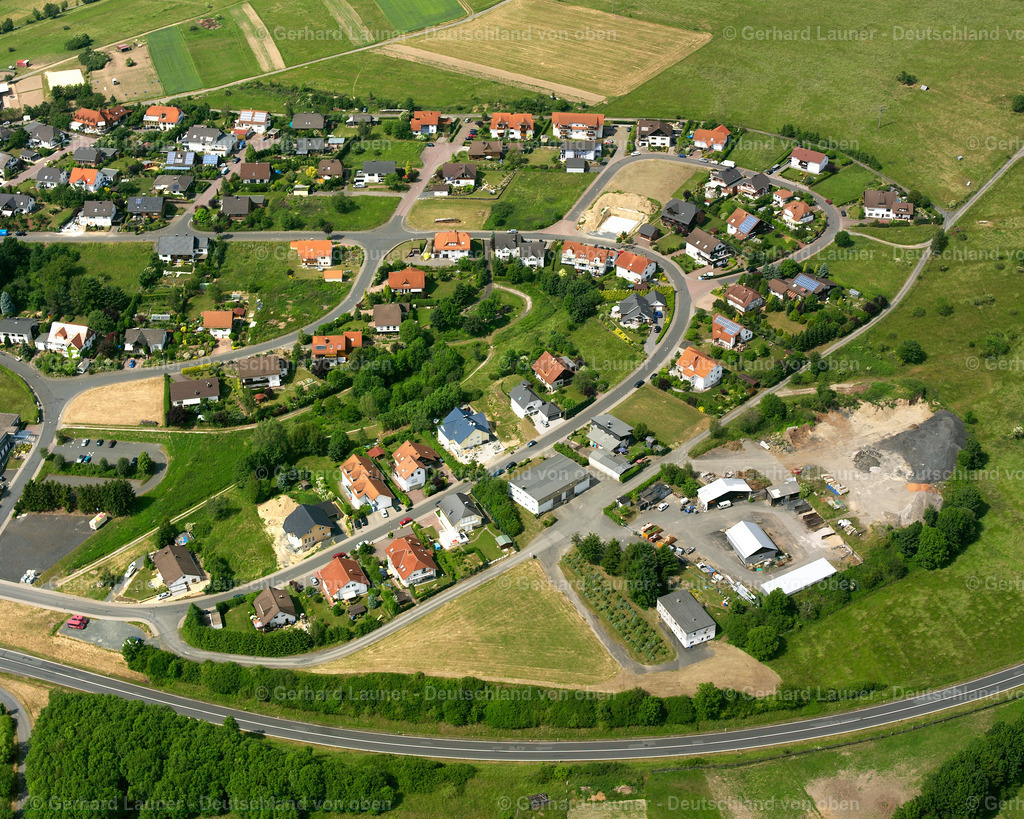 2611068 | EIBELSHAUSEN 09.06.2006 Wohngebiet einer Einfamilienhaus- Siedlung  in Eibelshausen im Bundesland Hessen, Deutschland // Single-family residential area of settlement  in Eibelshausen in the state Hesse, Germany Foto: Gerhard Launer
