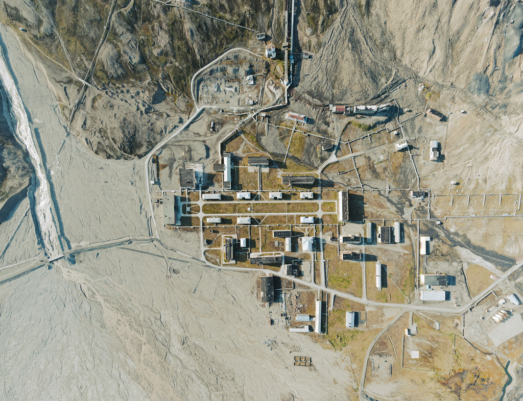 Pyramiden-auf-Spitzbergen-aus-der-Luft 18 - URBANISTER | default - Realisiert mit Pictrs.com