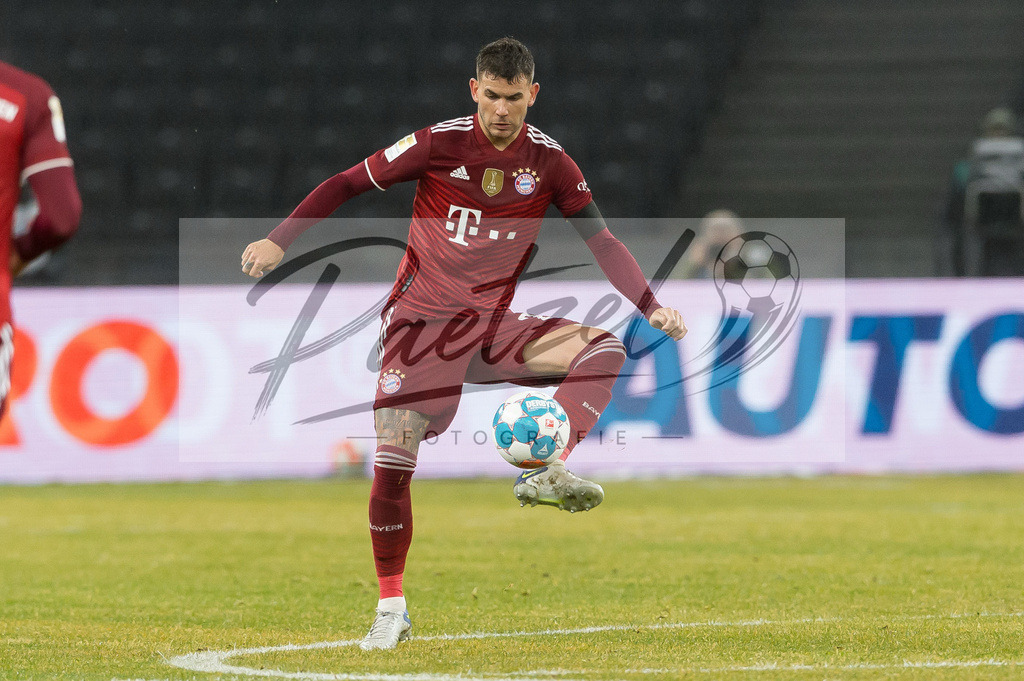 BSCFCB20220123_306 | Fussball, Herren: Lucas Hernandez (FC Bayern Muenchen) in Aktion, am Ball, Einzelaktion bei dem Spiel der 1. Bundesliga zwischen Hertha BSC und FC Bayern Muenchen im Olypiastadion am 23.01.2022 in Berlin, Deutschland.DFB / DFL REGULATIONS PROHIBIT ANY USE OF PHOTOGRAPHS AS IMAGE SEQUENCES AND/OR QUASI-VIDEO. - Realisiert mit Pictrs.com
