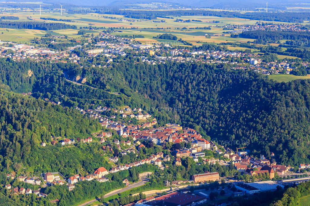Luftbild: Stadtansicht aus Südosten in Oberndorf am Neckar im Bundesland Baden-Württemberg in Deutschland. Foto: IMG_148920.jpg vom 28.06.2025 durch Werner Riehm/FLY-FOTO.de