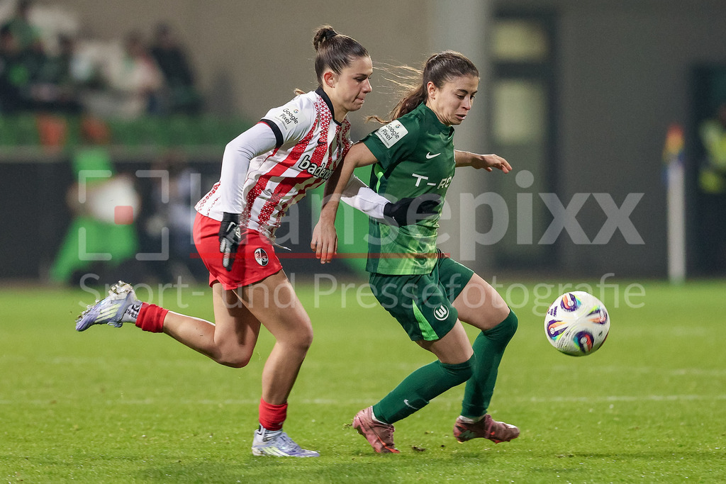 Fussball, Google Pixel Frauen-Bundesliga, VfL Wolfsburg - SC Freiburg | v.li.: Leela Egli (SC Freiburg, 20) und Judit Pujols (VfL Wolfsburg, 33) im Zweikampf, Duell, Dynamik, Aktion, Action, Spielszene, DIE DFB-RICHTLINIEN UNTERSAGEN JEGLICHE NUTZUNG VON FOTOS ALS SEQUENZBILDER UND/ODER VIDEOÄHNLICHE FOTOSTRECKEN. DFB REGULATIONS PROHIBIT ANY USE OF PHOTOGRAPHS AS IMAGE SEQUENCES AND/OR QUASI-VIDEO.